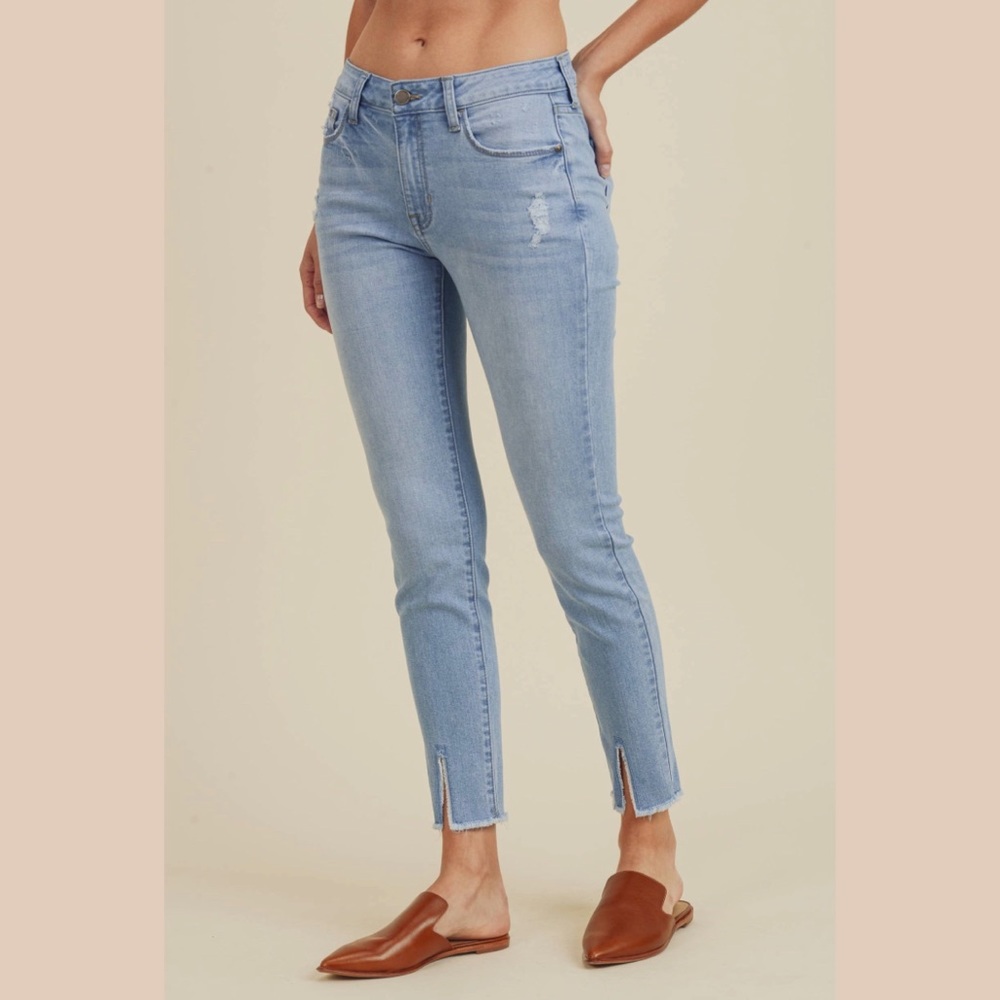 Sustainable ♡ Light Denim Skinny Jean With Hem Slit Fray
